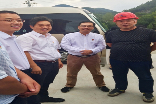 市委常委、區(qū)委書記葛學(xué)斌視察古堰畫鄉(xiāng)游客接待中心建設(shè)項目