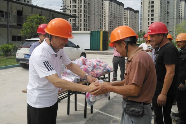 市建設(shè)局、市建筑業(yè)協(xié)會領(lǐng)導(dǎo)親臨現(xiàn)場慰問一線工人